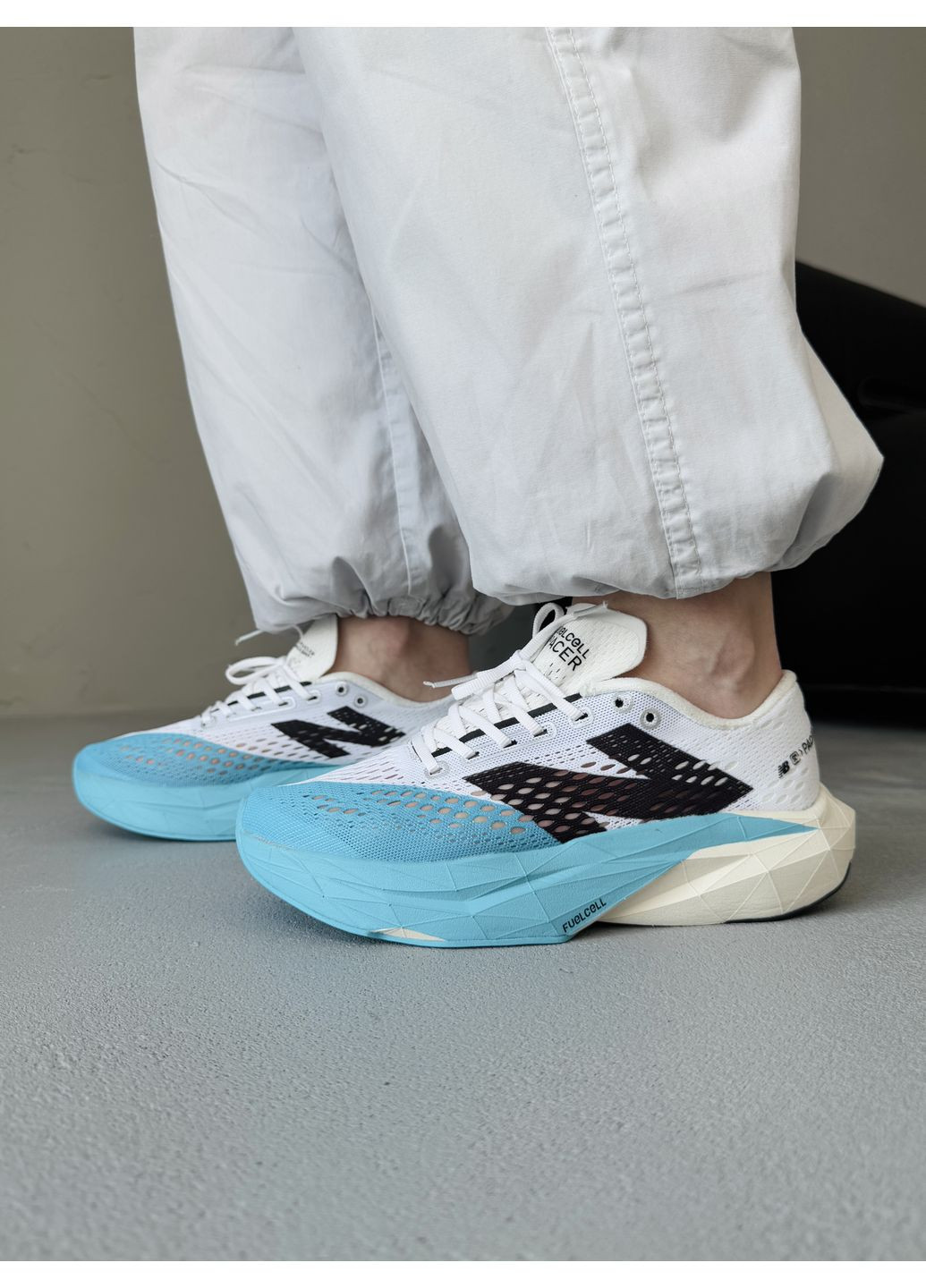 Белые демисезонные кроссовки мужские new balance fuelcell supercomp pacer v2 white / light blue нью беланс No Brand