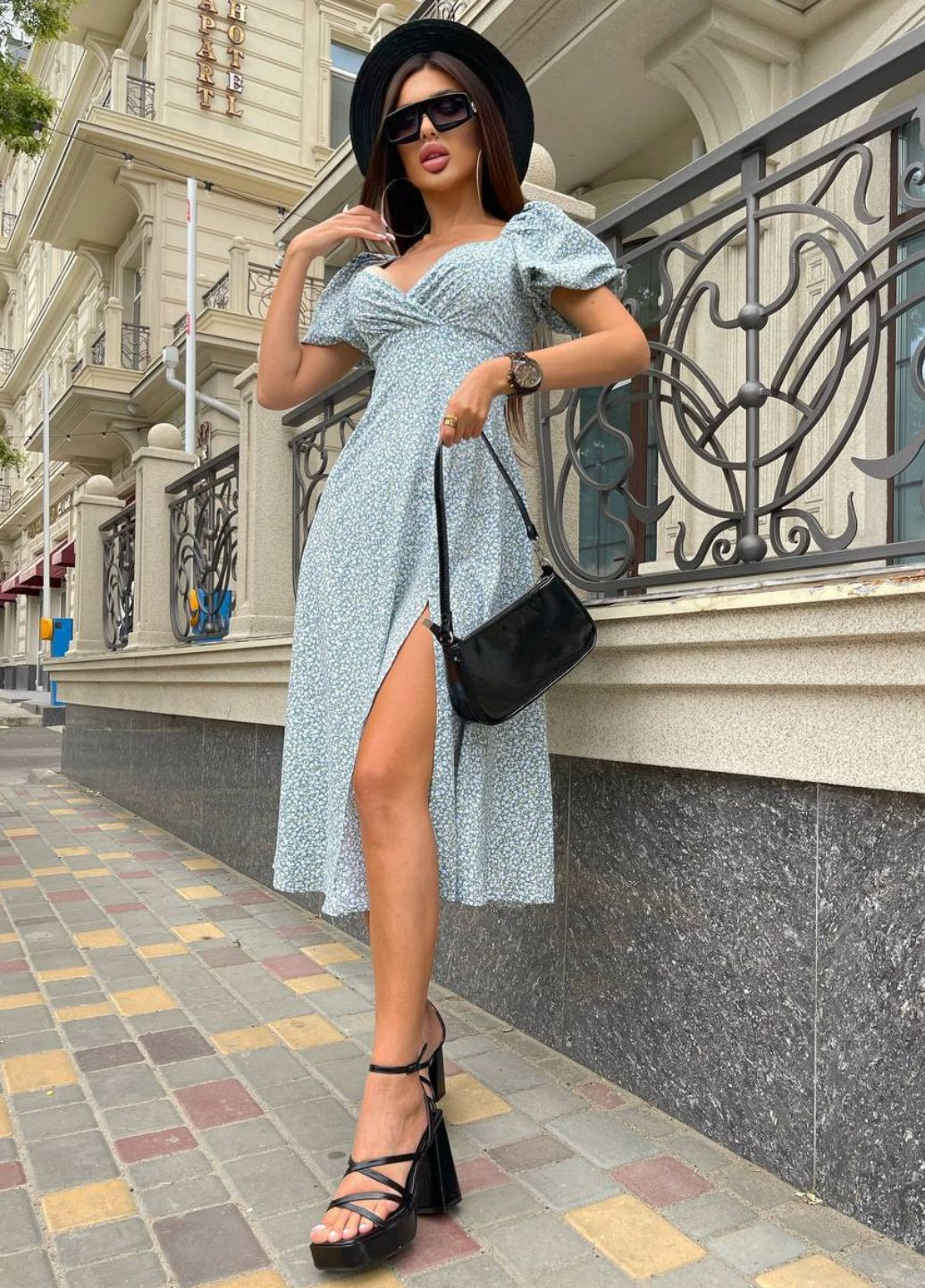 Оливковое повседневный изысканное легкое летнее приталенное платье с цветочным узором, короткими рукавами фонарик и вырезом на юбке. Tik-Tak с цветочным принтом