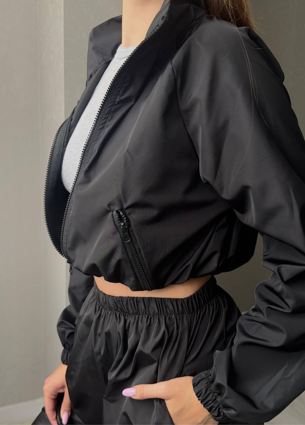 Базова повсякденна демісезонна вкорочена вітровка на блискавці з рукавами реглан, кишенями та коміром стійкою Україна (328432640}