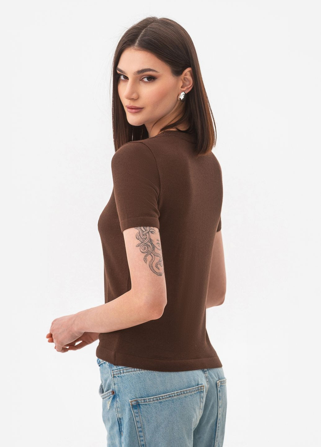 Коричневый тонкий трикотажный джемпер с мысом SVTR