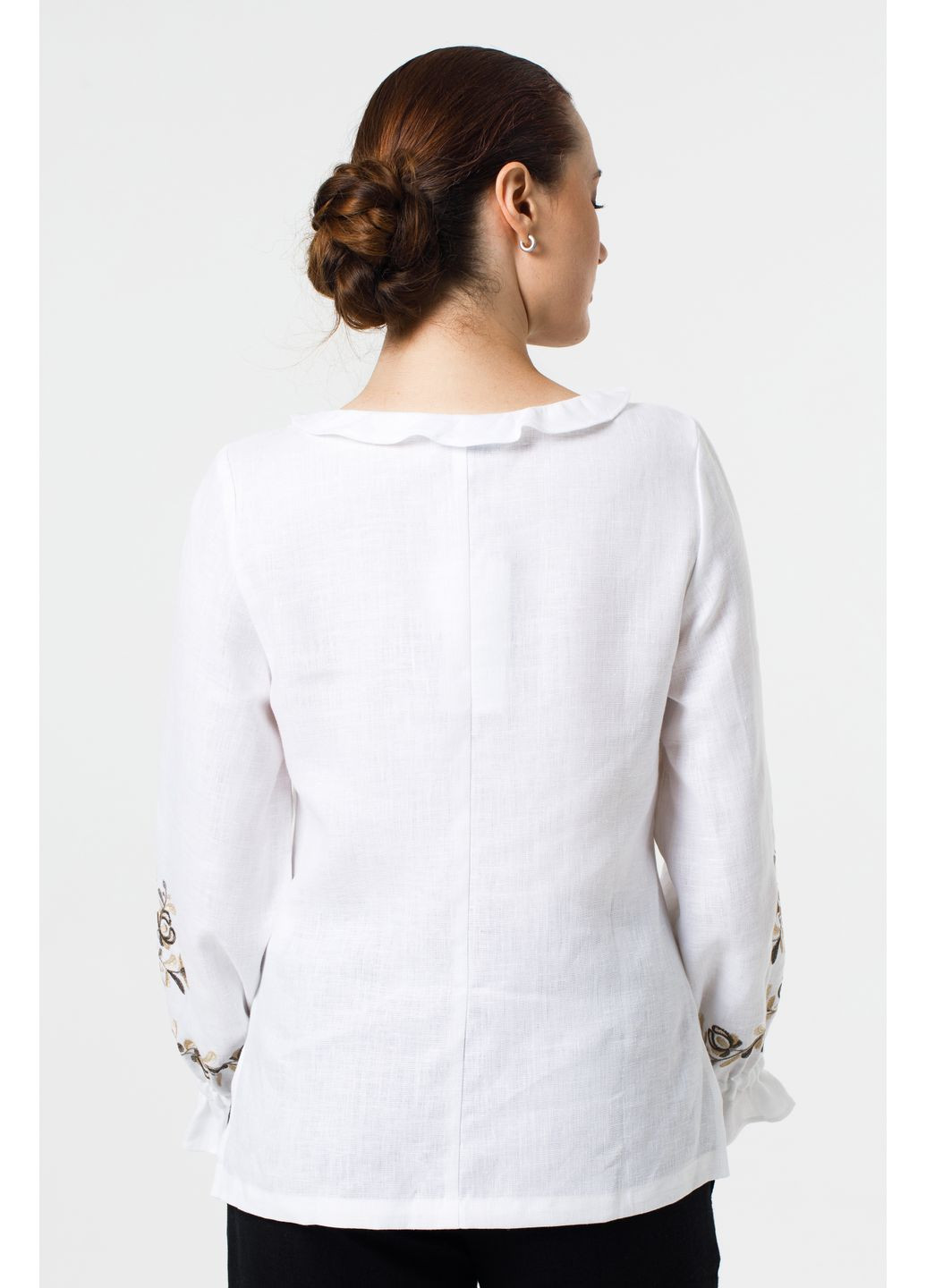 Белая женская льняная вышиванка с симметричным растительным орнаментом янка. белый, р.42, код 9476/42/101 ГАЛЕРЕЯ ЛЬОНУ