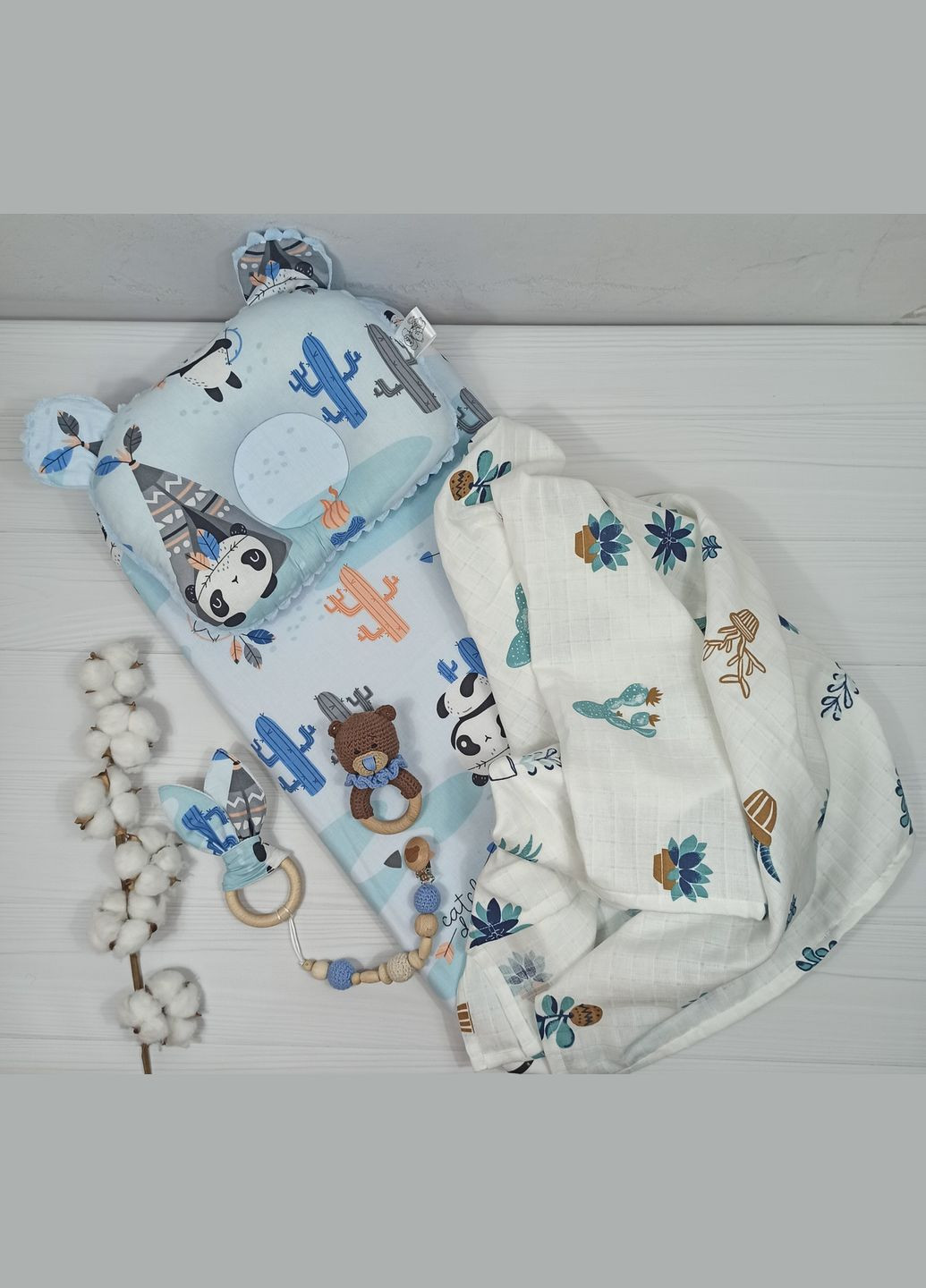 Набір в коляску з непромокаючим простирадлом з мусліновим пледом a.l.babybox Панда індіанець Синій No Brand (315488096)