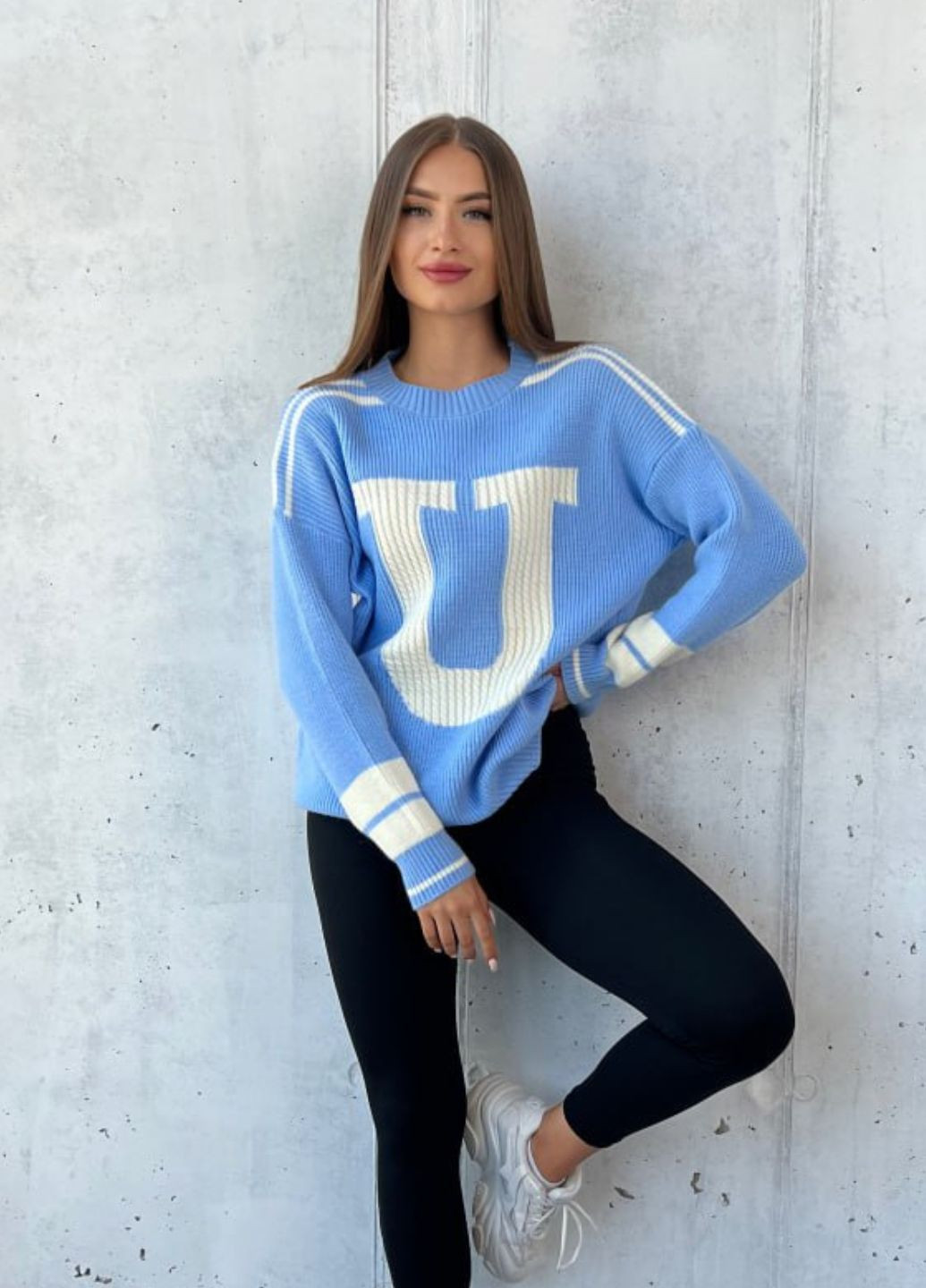 Голубой демисезонный свитер в сочетании двух цветов с буквой "u" Allthings