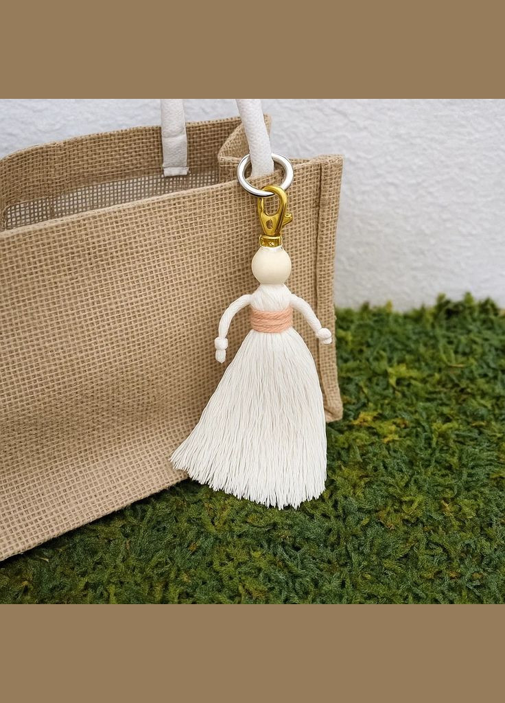 Набір макраме для рукоділля та плетіння брелока «Лялечка» для ключів і аксесуарів білий з персиковим No Brand (338854665)