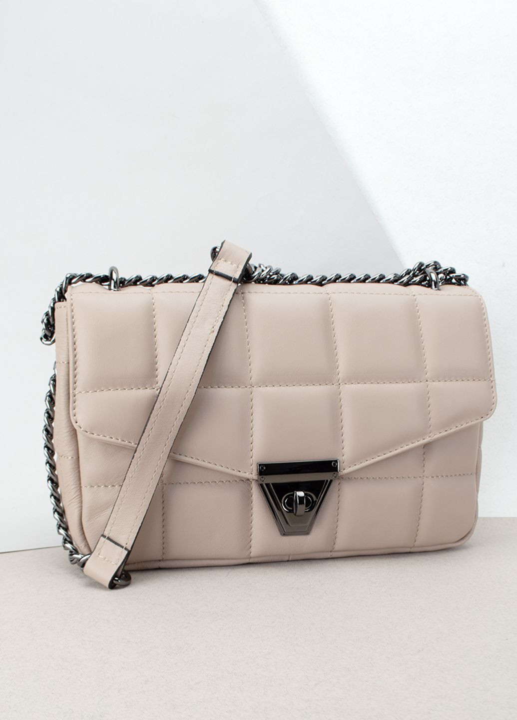 Сумка жіноча шкіряна в стилі Шанель 03259 на ланцюжку пудрова Virginia Conti (300353128)