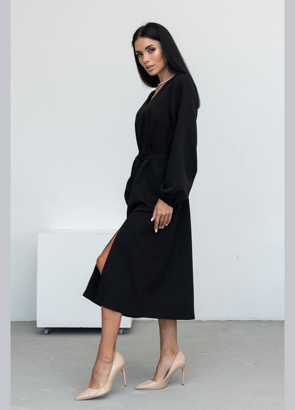 Чорна елегантна сукня міді довжини з v-подібною горловиною та асиметричними рельєфами (ск 0124) RiMari