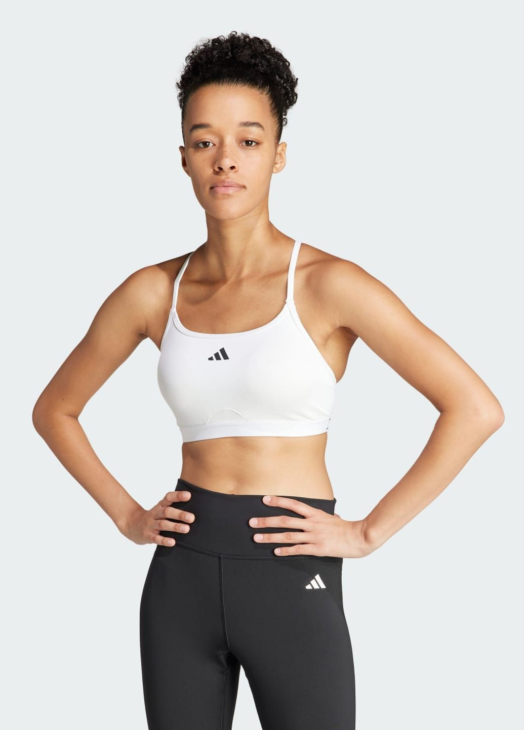 Білий бра aeroreact training light-support adidas
