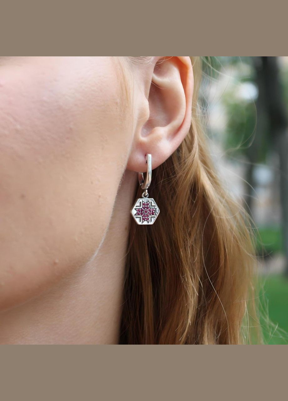 Серебряные серёжки серьги Вышиванка с Малиновыми камнями черненное серебро 925 пробы 82152рб 5.28г No Brand (306741678)