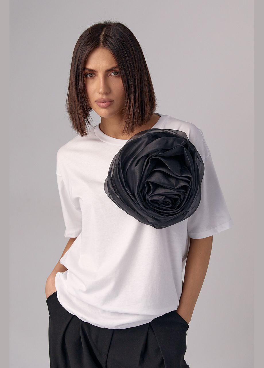 Біла літня жіноча футболка з великою об'ємною квіткою Lurex