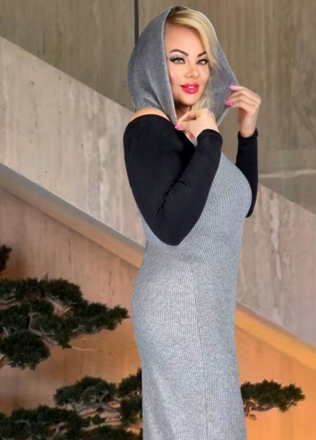 Базовый повседневный приталенный костюм двойка: вязаное меди платье с капюшоном + кофта с длинными рукавами Tik-Tak (341736283)