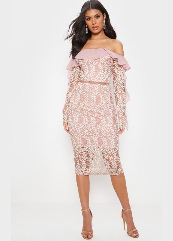 Розовое платье меди кружевное с открытыми плечами PrettyLittleThing