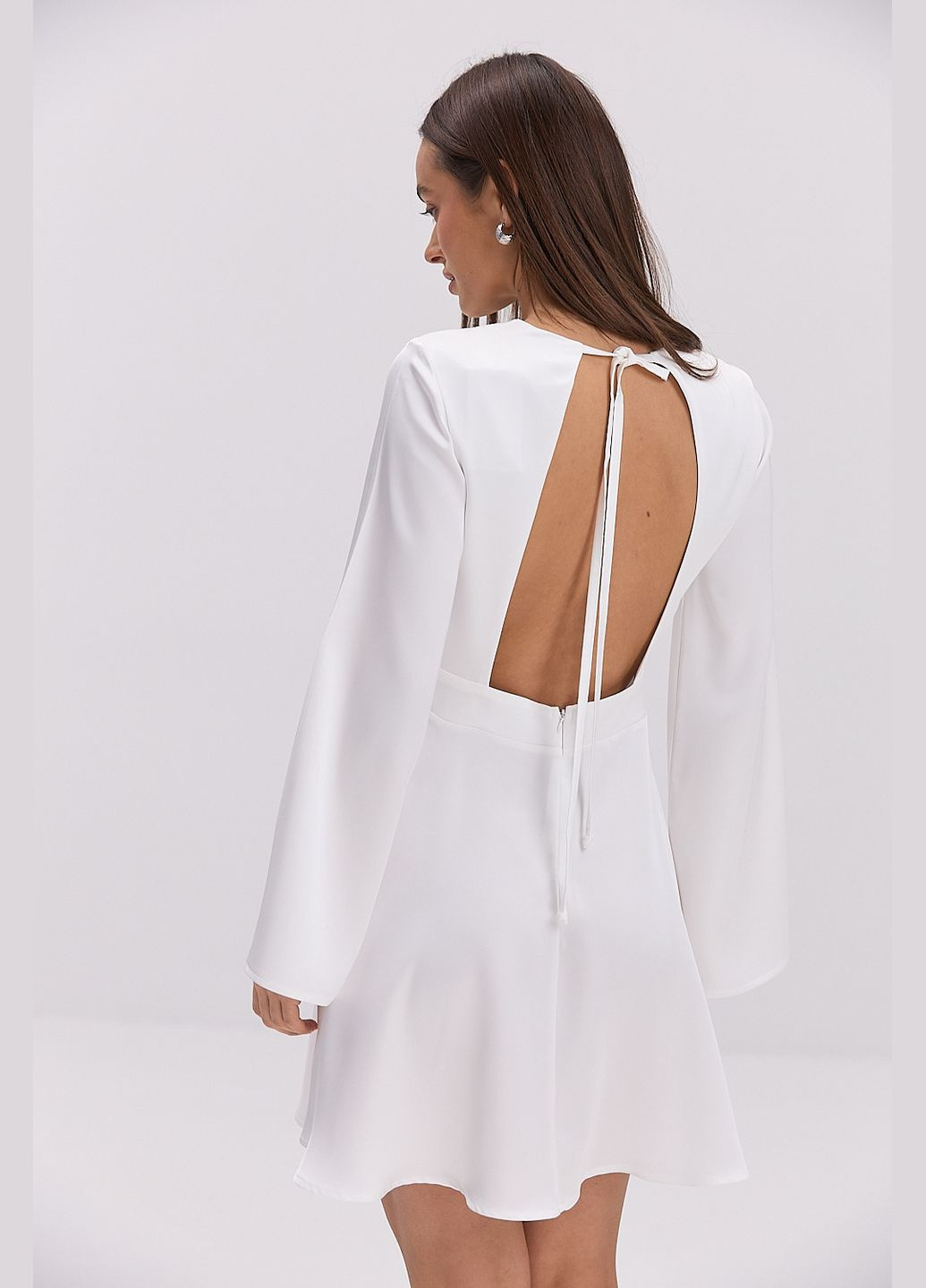 Молочна коротка атласна сукня з відкритою спиною Arjen