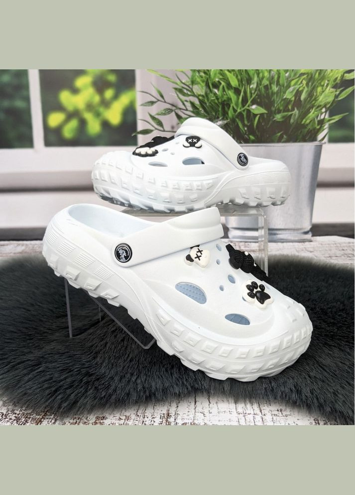 Білі крокси з декором, крокси з джибітсами, білі жіночі крокси код 124501 Jose Amorales (340108199)