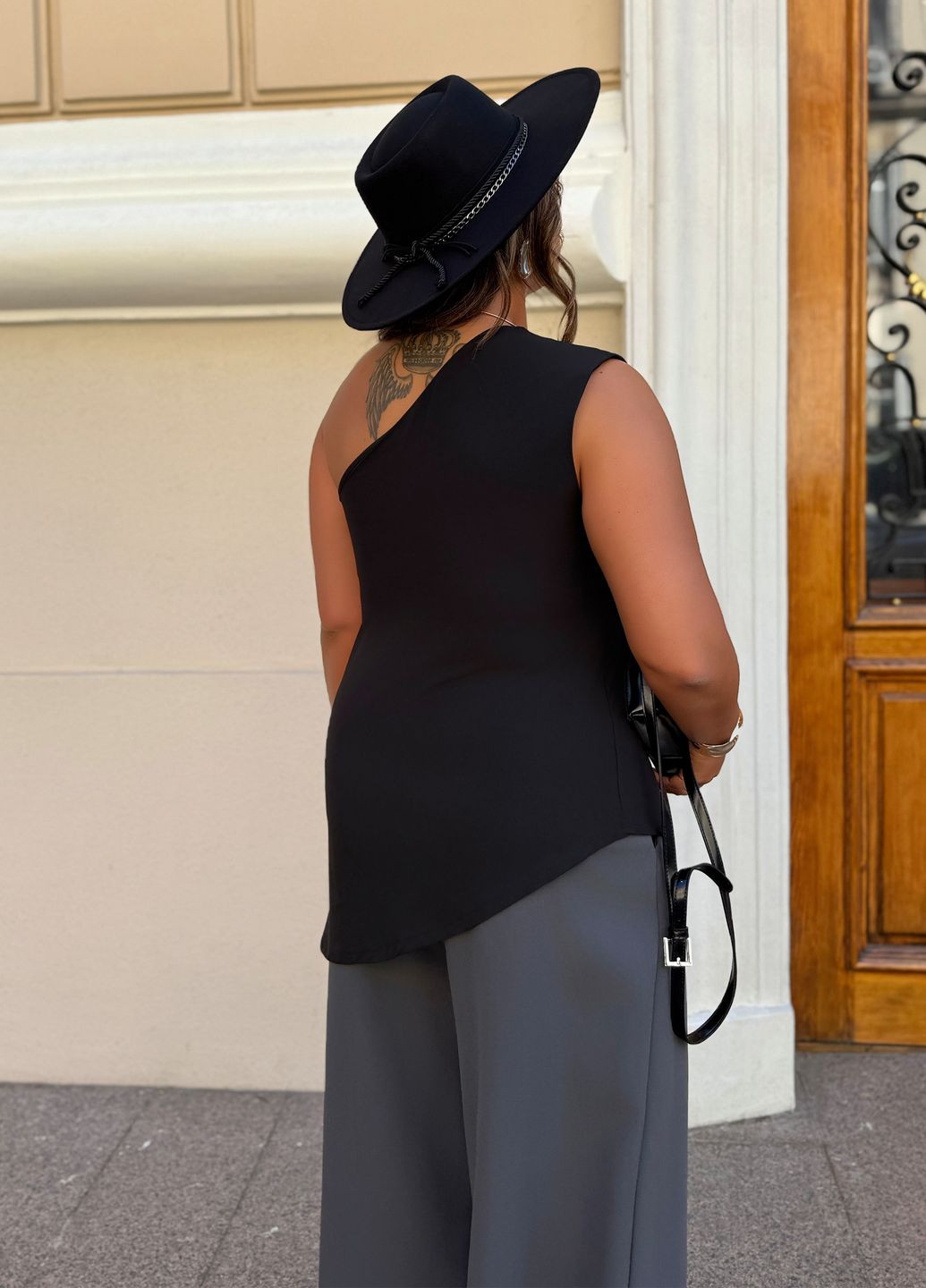 Чёрная блуза на одно плечо асимметричного кроя без застёжек No Brand