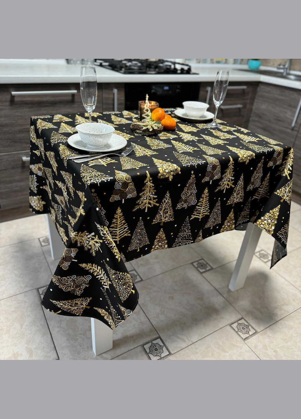Скатертина Новорічна Ялинки з Тефлоновим покриттям бавовняна Вологовідштовхувальна 110х140 см Чорна No Brand (304984791)