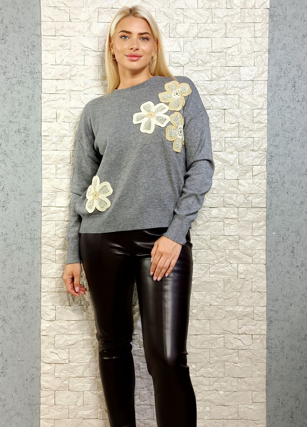 Сірий зимовий светр джемпер OOTD з аплікацією