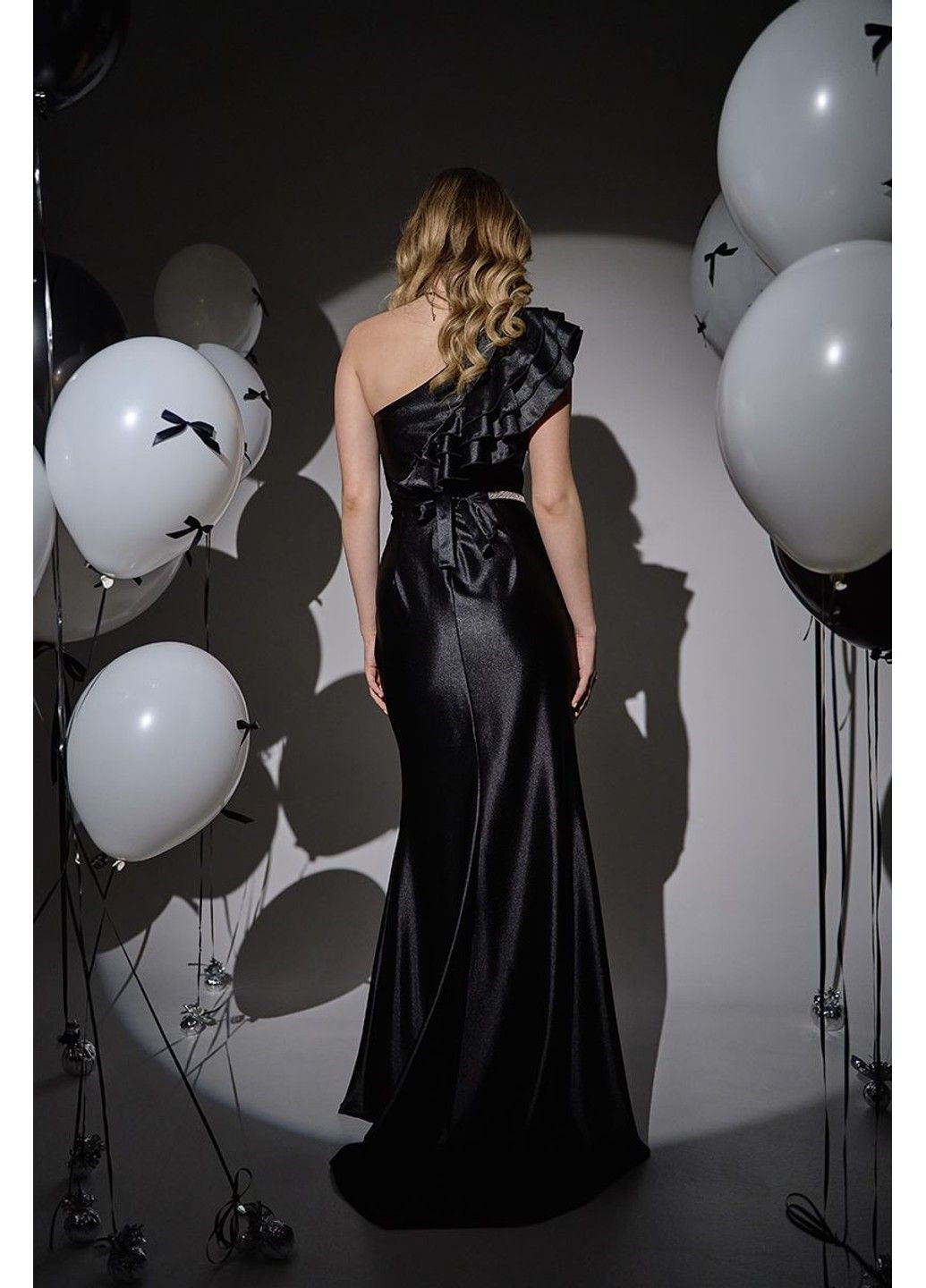 Чорна вечірня сукня асиметрична з рюшами 25003 чорна Tanita-Romario