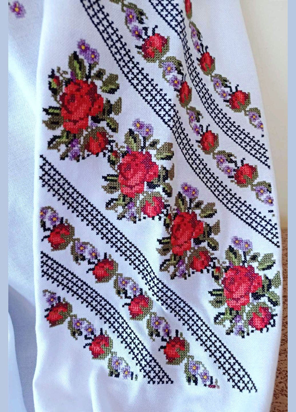 Яскраво-червона вишиванка жіноча "трояндовий розмай" на білому натуральному домотканому полотні Прикарпатські Вишиванки візерунок квітковий пряма бавовна (328265372)