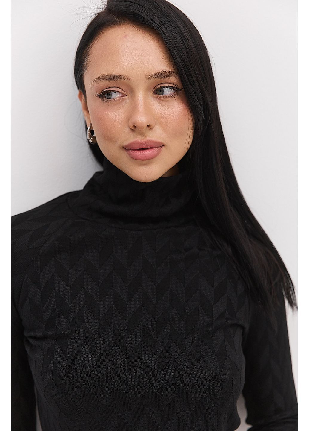 Жіночий теплий лонгслів з коміром-стійкою шоколадний в ялинку Arjen (370601825)