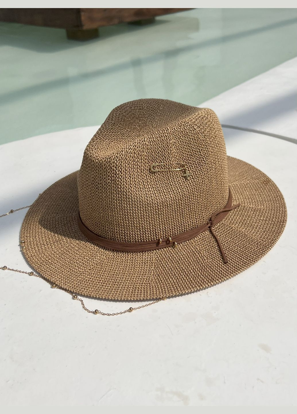 Летняя плетеная шляпа с золотым декором и цепочкой TENERIFE белая No Brand (342100120)