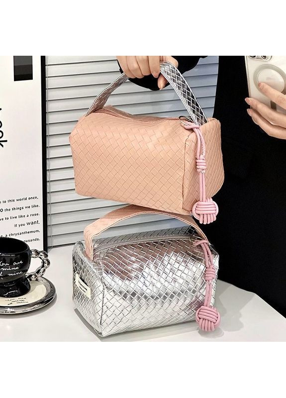 Стильная срозовая косметичка-органайзер из текстурной искусственной кожи с милым плетеным мячиком для декора No Brand (324559332)