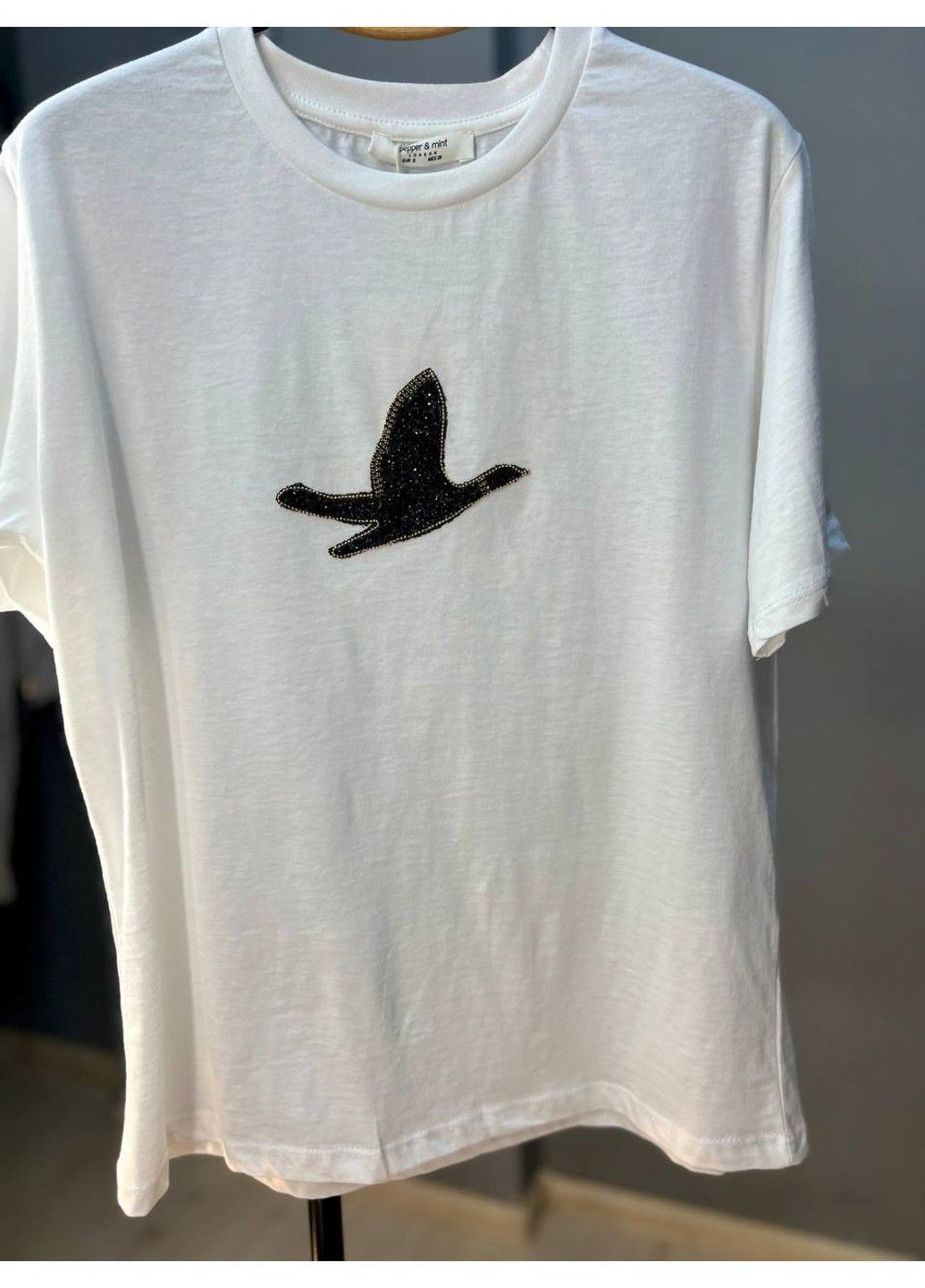 Женская футболка Pepper Mint PT24-17 птица камни средняя длина Pepper&Mint - (303630269)