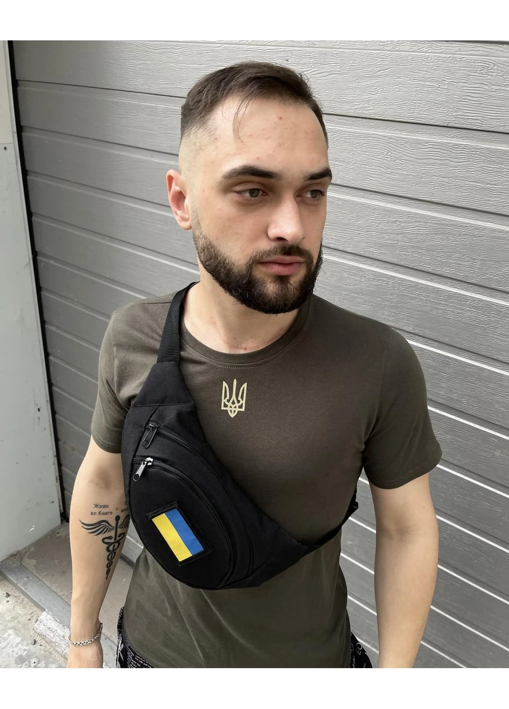 Бананка черная с патчем флаг Украины на липучке сумка на пояс через плечо нагрудная мужская женская спортивная тактическая No Brand (401464861)