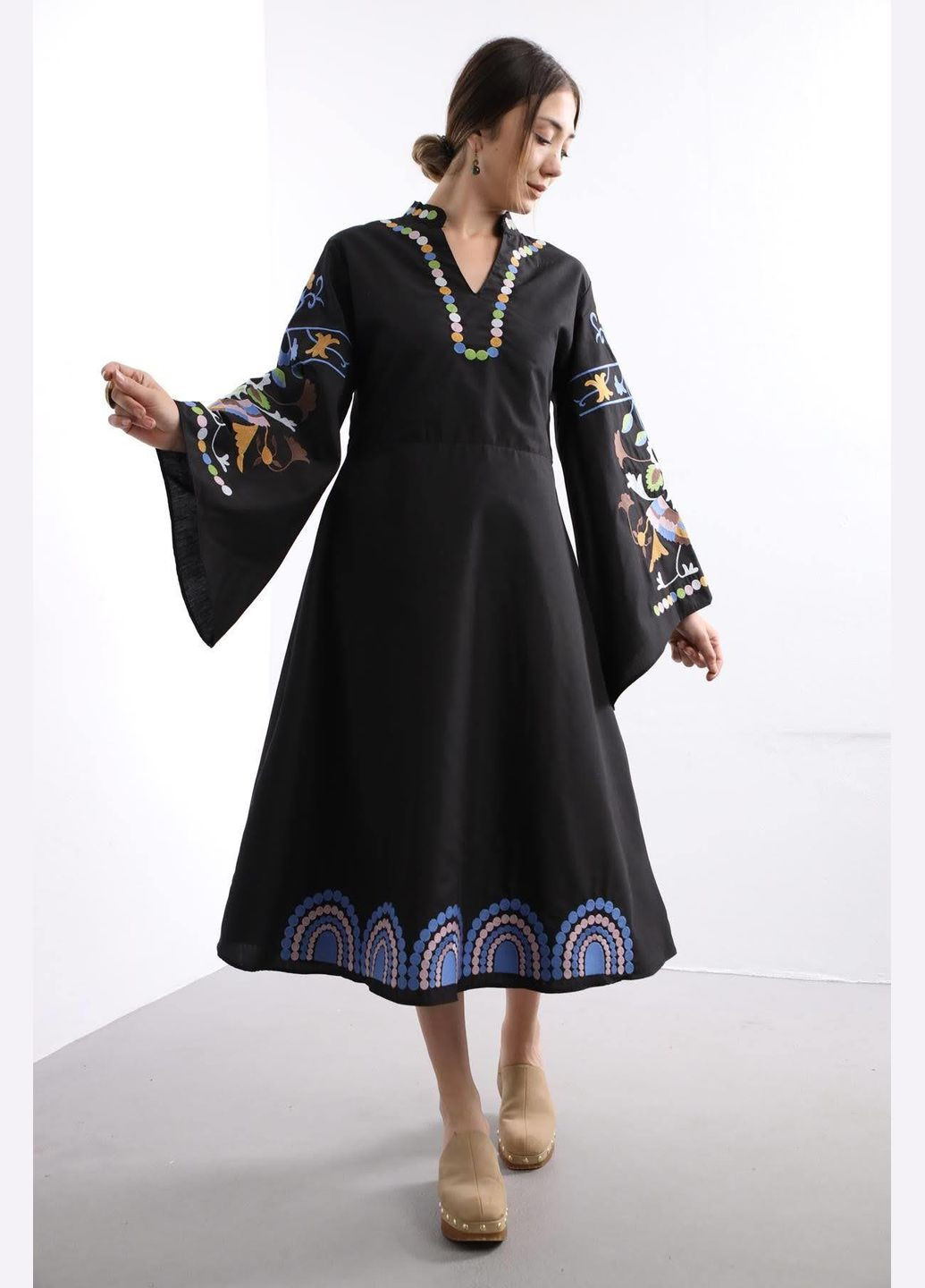 Черное женское платье меди с яркой вышивкой ESQ