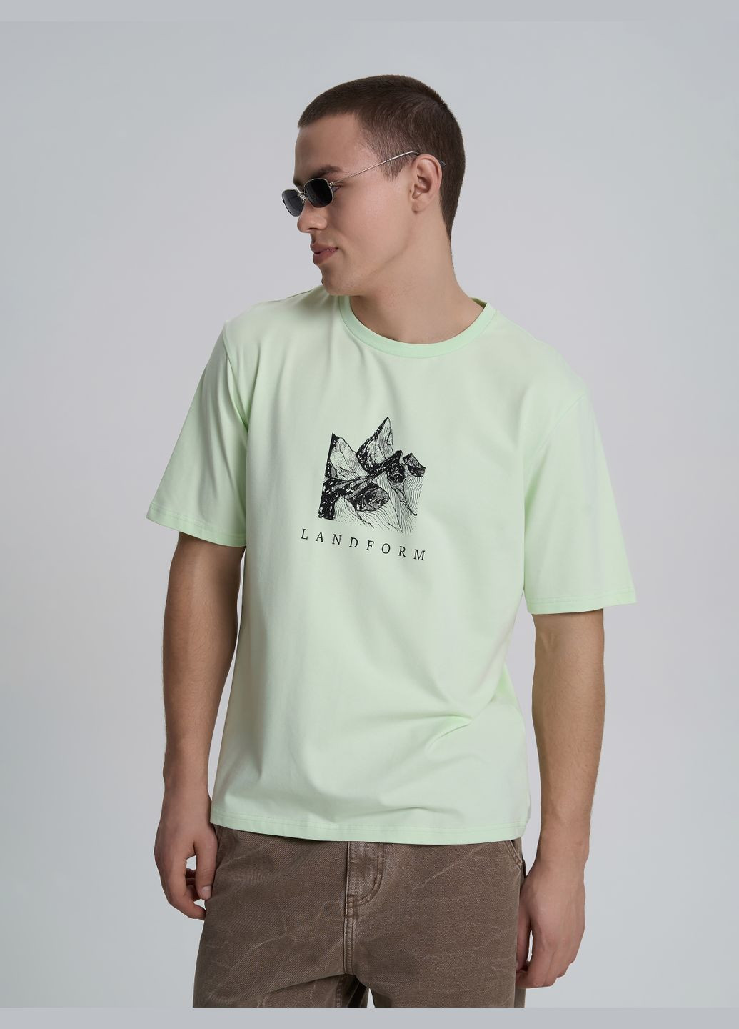 Салатовая футболка мужская с рисунком и надписью в нежно-желтом цвете тм роза с коротким рукавом Роза