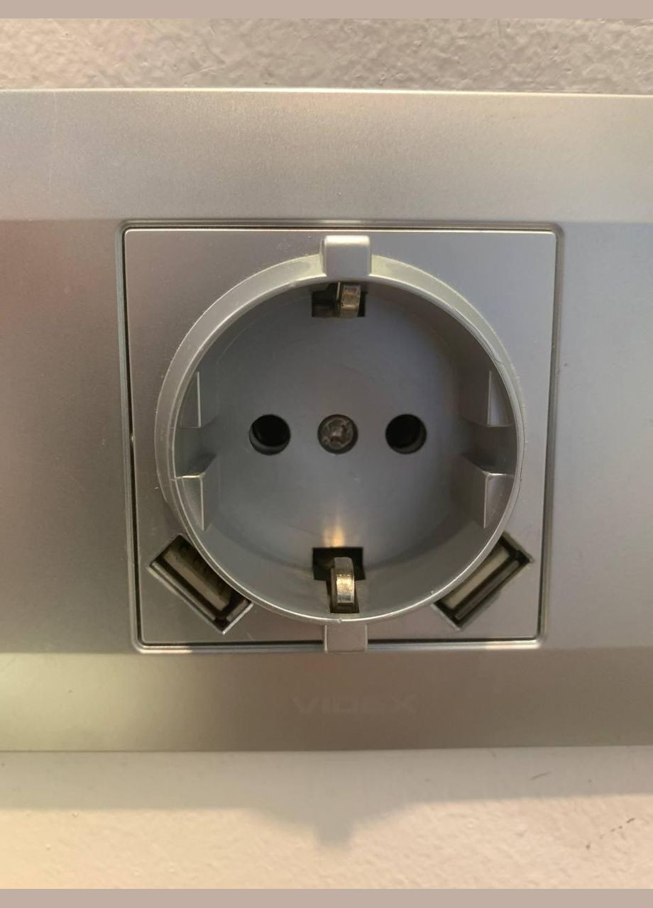 Розетка одинарна із заземленням та 2USB срібний шовк BINERA Videx (355267809)