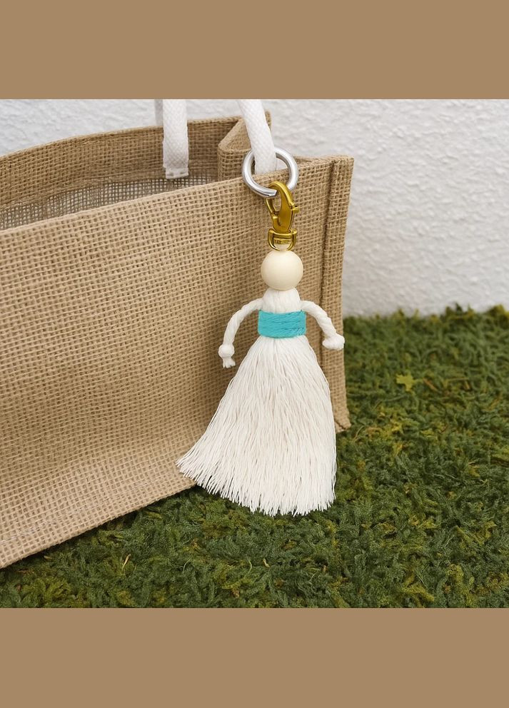 Набор макраме для рукоделия и плетения брелока «Куколка» для ключей и аксессуаров белый с бирюзовым. No Brand (338854823)