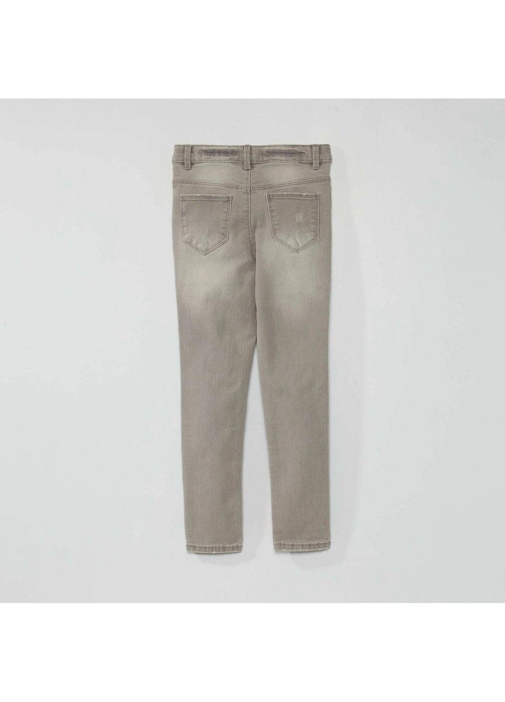 Серые демисезонные джинсы Kiabi