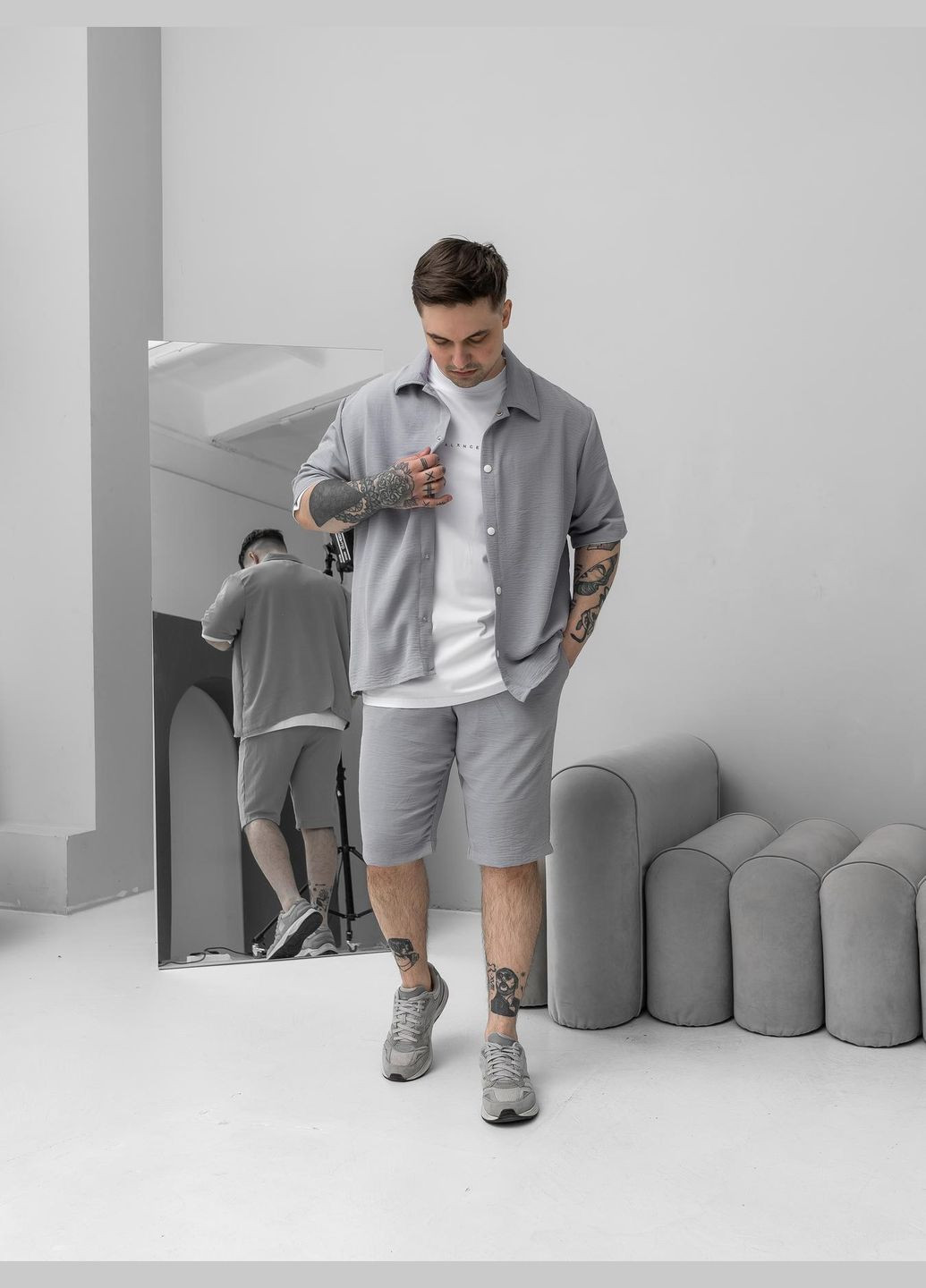 Світло-сірий літній стильний костюм з легкого матеріалу з сорочкою, з шортами Vakko