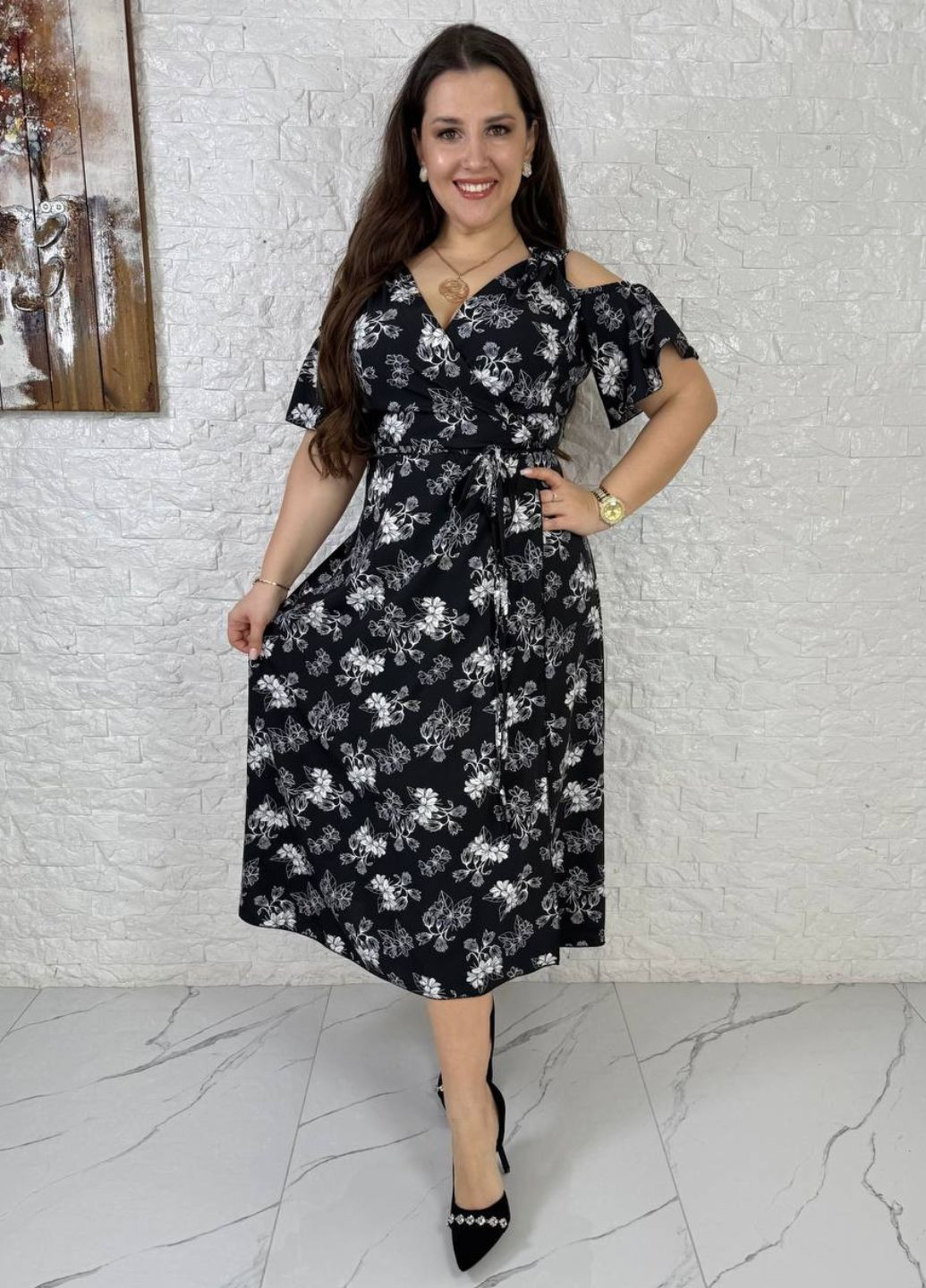Черное повседневный изящное легкое летнее меди платье на запах с цветочным узором и короткими рукавами с вырезами на плечах на запах Tik-Tak с цветочным принтом