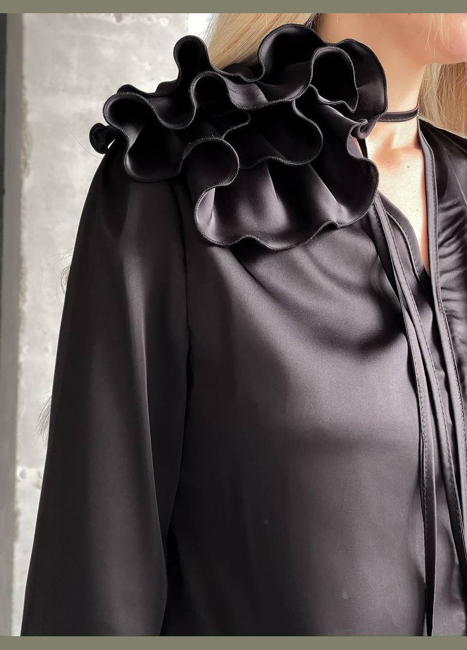 Чорна демісезонна трендова блуза з квіткою-чокером Vakko