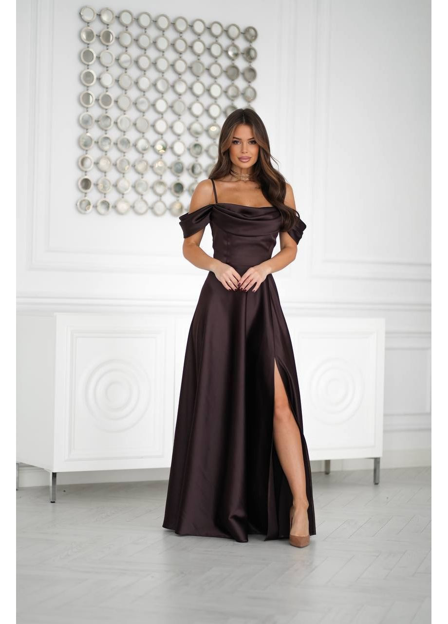 Коричнева святковий, вечірня атласна сукня максі зі спущеними рукавами та драпіруванням MonCher