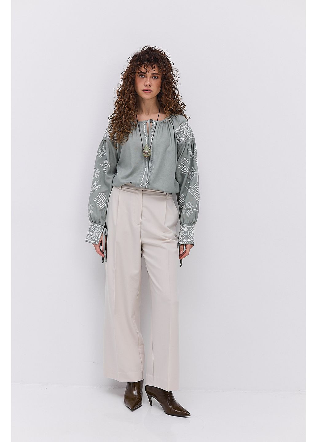 Оливкова жіноча вишиванка з геометрією гладдю і зав'язками на манжетах Arjen (302652036)