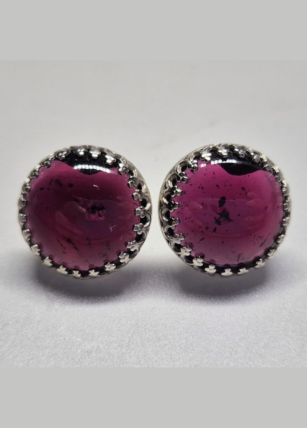 Сережки пусети з гранатом бордовим круглим альмандином із натуральними природним камінням в ажурній оправі Handmade (327096625)