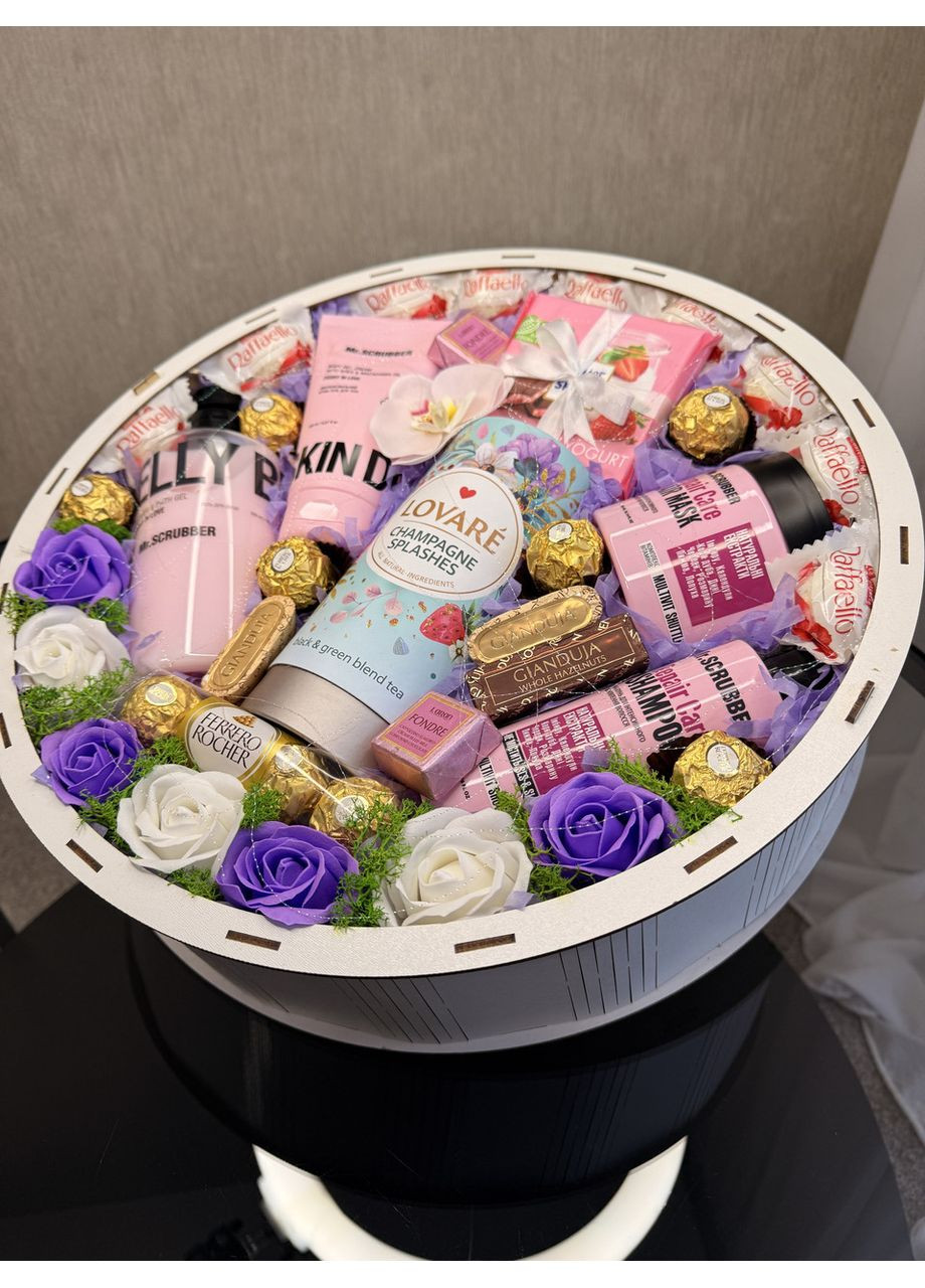 Подарунковий бокс для жінки з косметикою Mr.Scrubber, чаєм Lovare та цукерками Raffaello, 40×9 см No Brand (366299941)