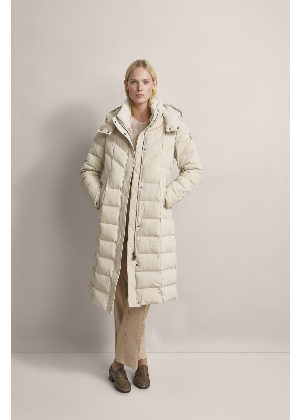 Бежева зимня жіноча куртка бежева Bugatti