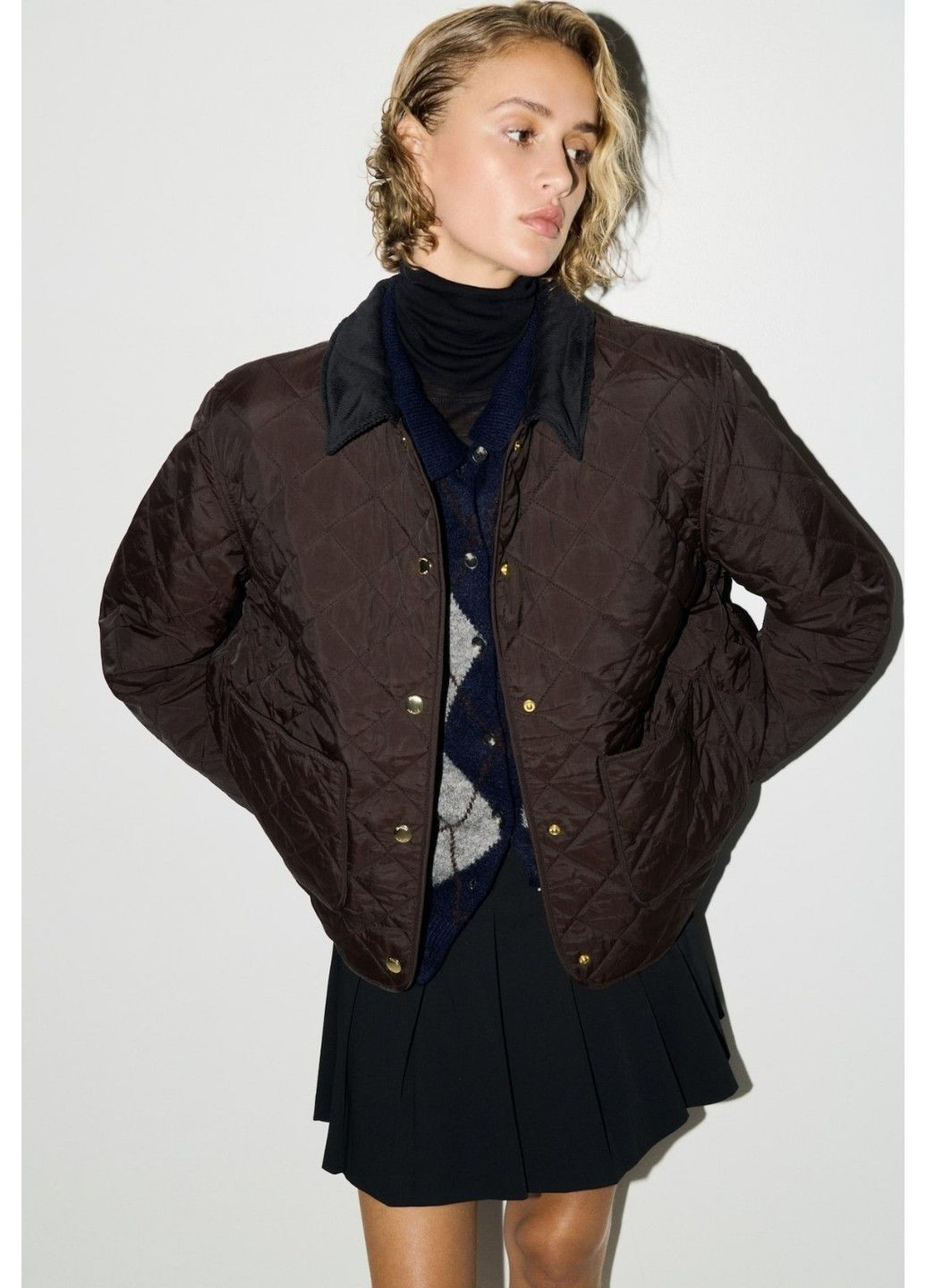 Темно-коричнева демісезонна жіноча стьобана куртка з вельветовим коміром н&м (58562) xs темно-коричнева H&M