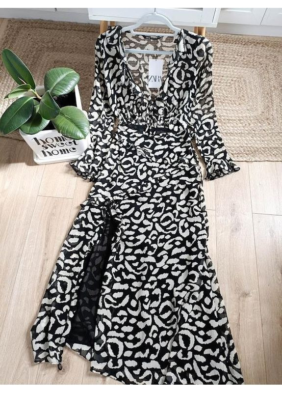 Чорна гарна сукня міді з вирізом на талії. Zara