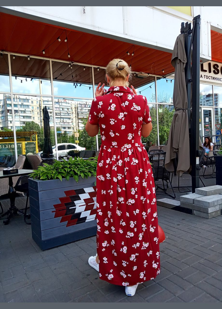 Малиновое кэжуал максиплатье-халат на пуговицах 2 Льва