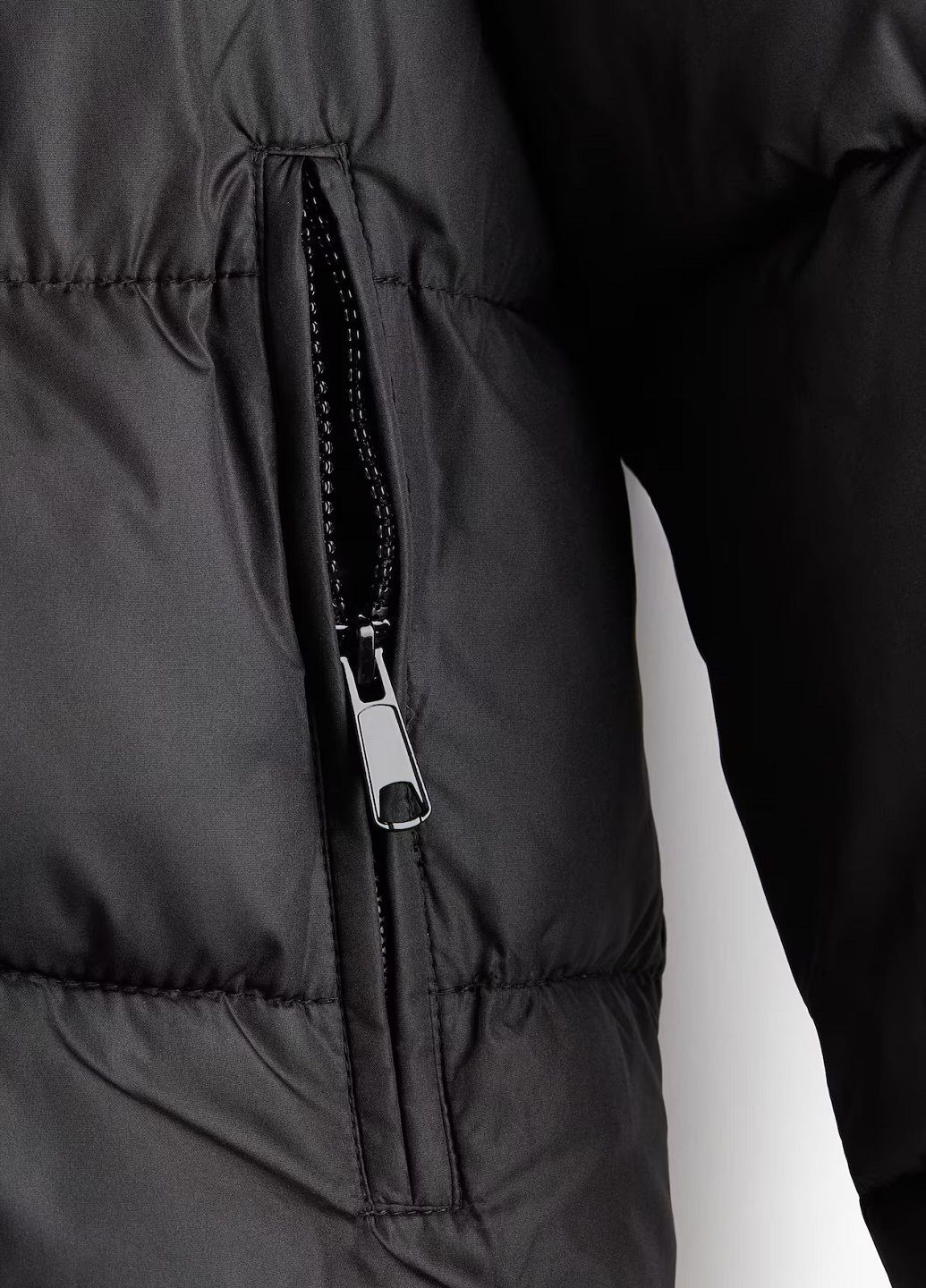 Черная зимняя куртка H&M