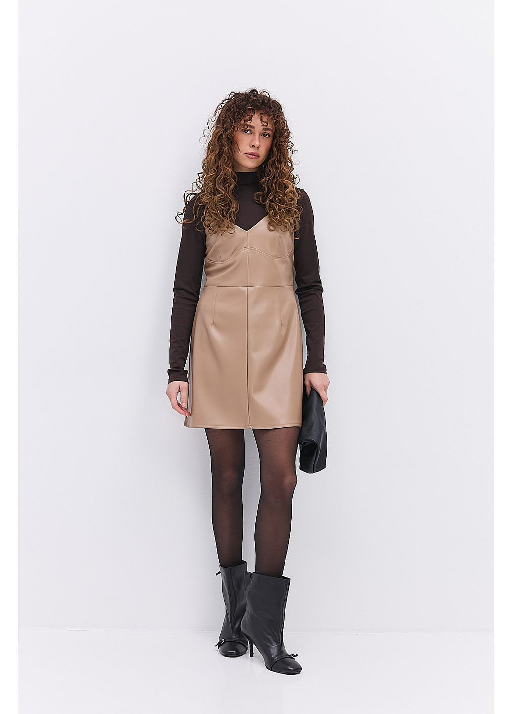 Світло-бежева коротка шкіряна сукня на тонких бретелях світло-бежева Arjen