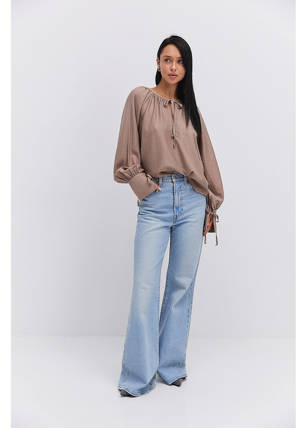 Темно-бежева жіноча блуза з високими манжетами на зав`язках Arjen