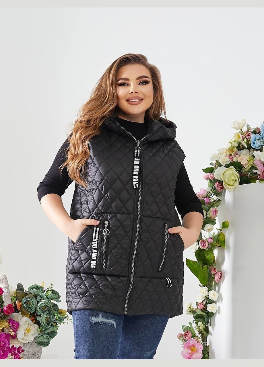 Жіноча тепла стьобана жилетка батал чорна безрукавка середньої довжини з капюшоном на блискавці демісезонна Viki Жилет (316218945)