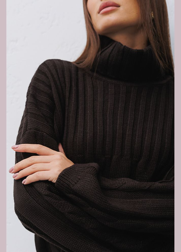 Коричневый укороченный вязаный свитер темно-шоколадный с косичками Arjen