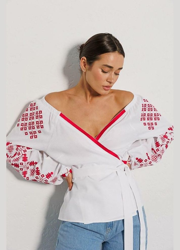 Біла вишиванка жіноча на запах з червоною вишивкою гладдю біла mkar46768-2 Modna KAZKA (336934002)