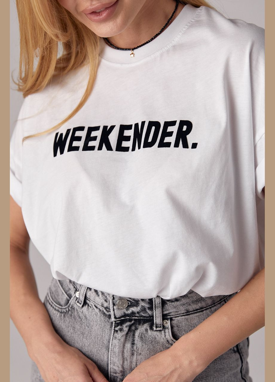 Чорно-біла літня трикотажна футболка з написом weekender Lurex